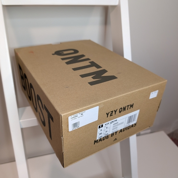 🖤 Adidas Yeezy Quantum Sneakers- Unisex- Mens 6 Women's 8- NEW in Box! - Picture 2 of 6